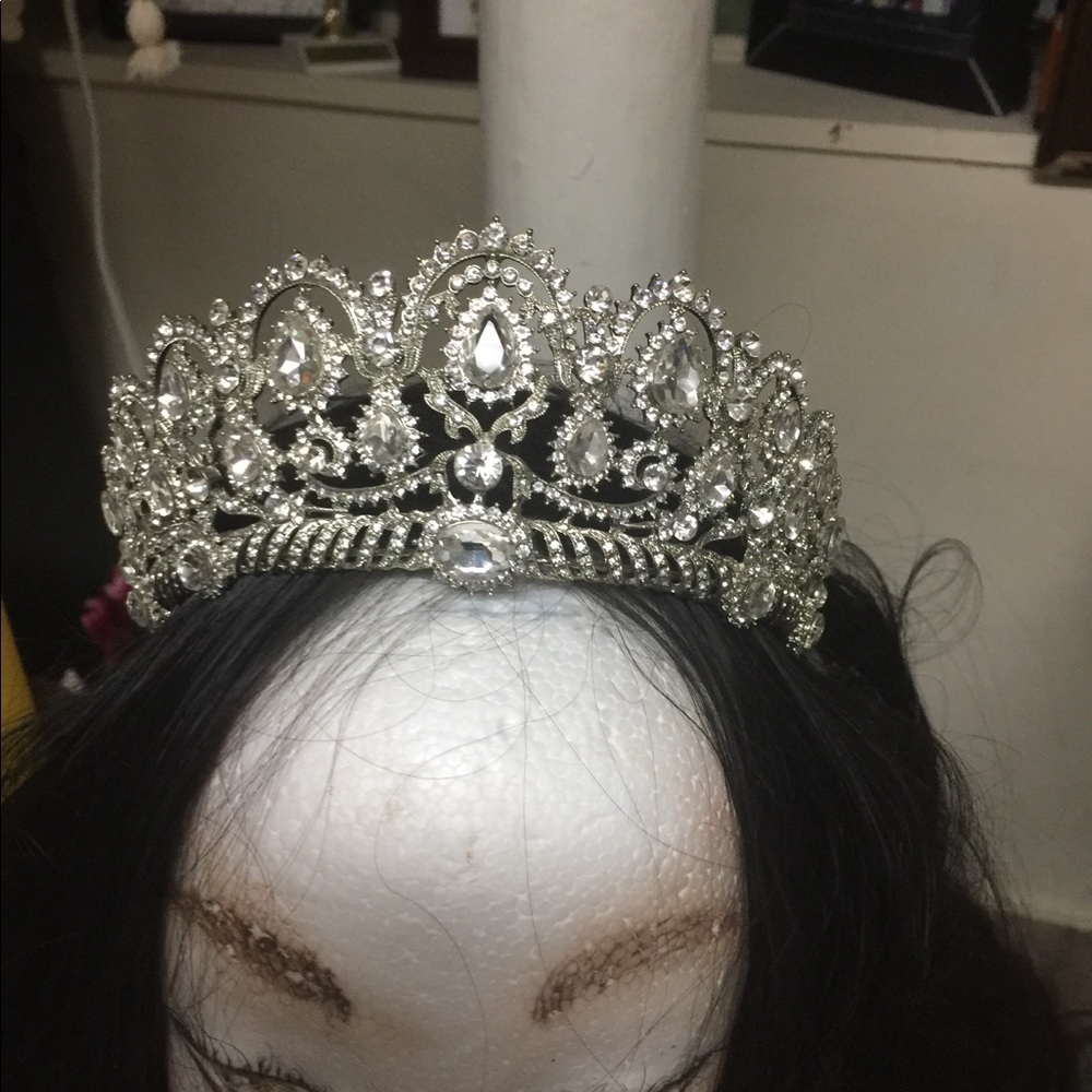 Royal diamond cut crystals crown